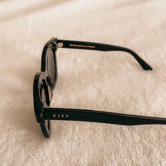 DIFF Carson Black Polarized Sunglasses with DIFF case and cleaning cloth - Picture 3 of 9